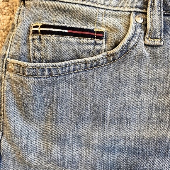 Tommy Hilfiger light wash frayed hem stretch denim 5 pocket mini skirt. Size 0. - Picture 5 of 8
